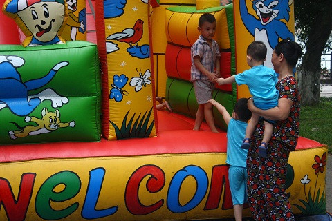 Vì không còn chỗ để vui chơi nên nhiều phụ huynh đành chấp nhận đưa con cháu mình vào khu công viên vui chơi bất chấp những mối nguy hiểm, sự mất an toàn. 