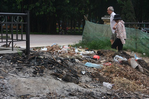 Rác thải bủa vây người đi đường.