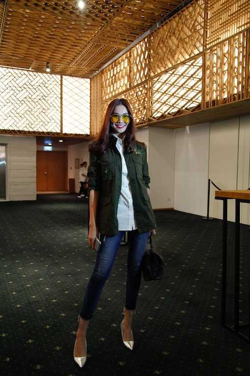 Thanh Hằng diện set đồ cực chất đến tham dự buổi họp báo.