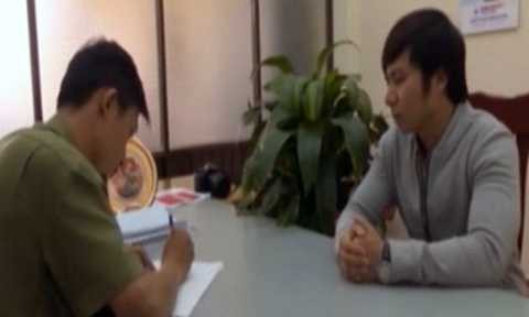 Đỗ Vũ Tuấn Anh (phải) tại cơ quan chức năng Đỗ Vũ Tuấn Anh (phải) tại cơ quan chức năng