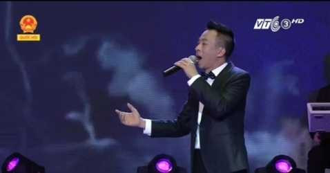 Chương trình có sự góp mặt của dàn nhạc bán cổ điển và nhiều nghệ sỹ tên tuổi của Nhà hát Đài TNVN, như: NSƯT Đăng Dương, Việt Hoàn... 