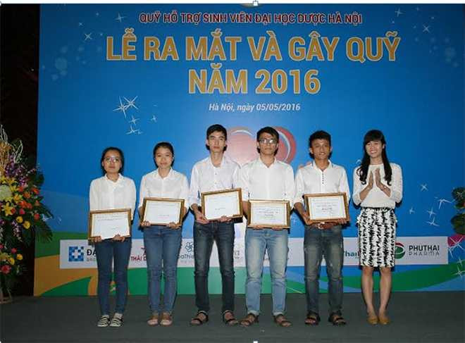 Sinh viên nhận học bổng từ Quỹ hỗ trợ sinh viện ĐH Dược Hà Nội.