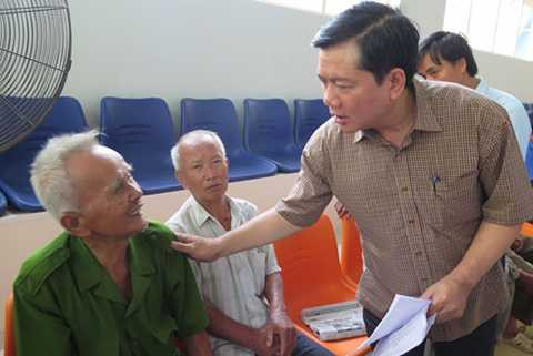 Ứng viên Đinh La Thăng trò chuyện với người dân (ảnh Thanh Niên) Ứng viên Đinh La Thăng trò chuyện với người dân (ảnh Thanh Niên)