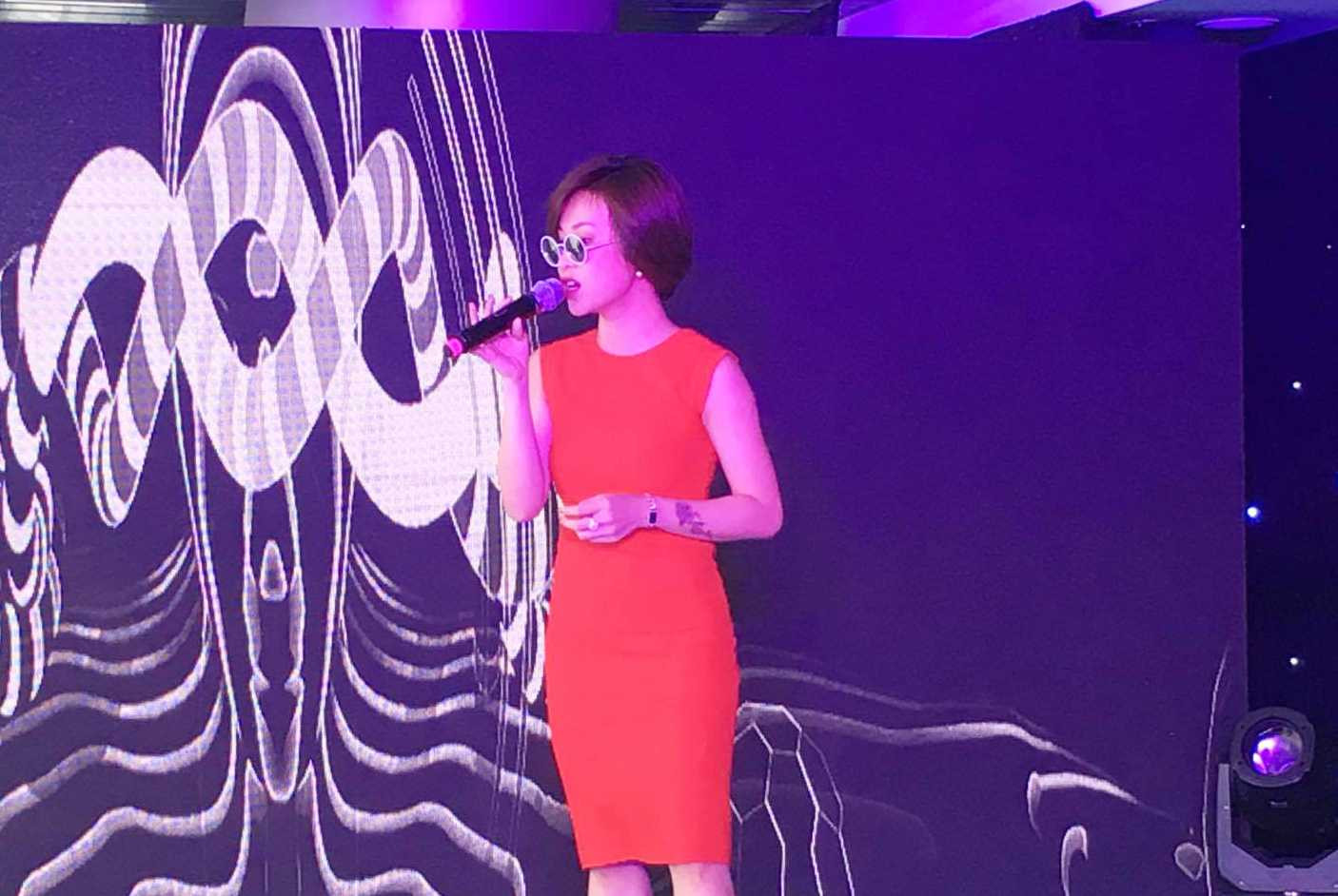 Uyên Linh diện set đồ thời trang trong buổi tổng duyệt.