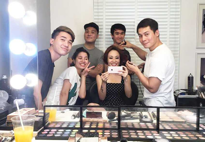 Uyên Linh được ê-kip của chuyên gia trang điểm và tạo dựng phong cách Nam Trung chăm chút cho sự kiện quan trọng.