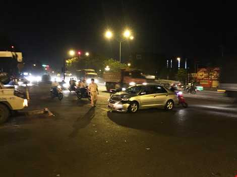 Hiện trường vụ va chạm tối 23-4 trên đường Trường Chinh (quận Tân Bình)