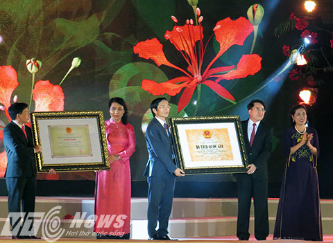 Lãnh đạo TP Hải Phòng lên nhận bằng công nhận Lễ hội Nữ tướng Lê Chân là Di sản văn hóa phi vật thể Quốc gia, Nhà Hát Thành phố được xếp hạng Di tích Quốc gia, Di tích kiến trúc nghệ thuật