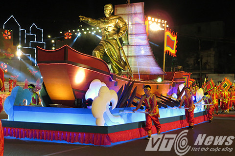 Mô hình tiến Ngô Vương - Ngô Quyền, đi đầu là 40 nam cầm cờ chiến, theo sau là 80 võ sinh chuyên nghiệp