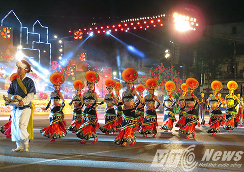 Chương trình còn có sự tham gia biểu diễn của nhiều đoàn nghệ thuật trong nước và nước ngoài