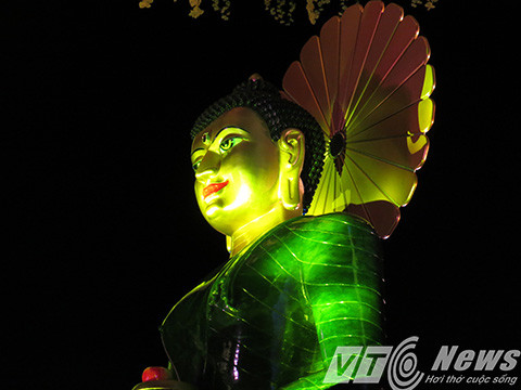 Tôn tượng Phật Ngọc Hòa bình thế giới được đánh giá là đẹp nhất, giá trị nhất và linh thiêng nhất thế giới vừa được cung nghinh về Chùa Thiên Phúc Hải Phòng để chư tôn đức, tăng ni cùng phật tử và nhân dân chiêm bái một lần duy nhất - Ảnh MK 