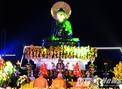 Các vị thượng tọa cùng tăng ni , phật tử cung kính hành lễ cầu nguyện cho thế giới hòa bình, chúng sinh an lạc 