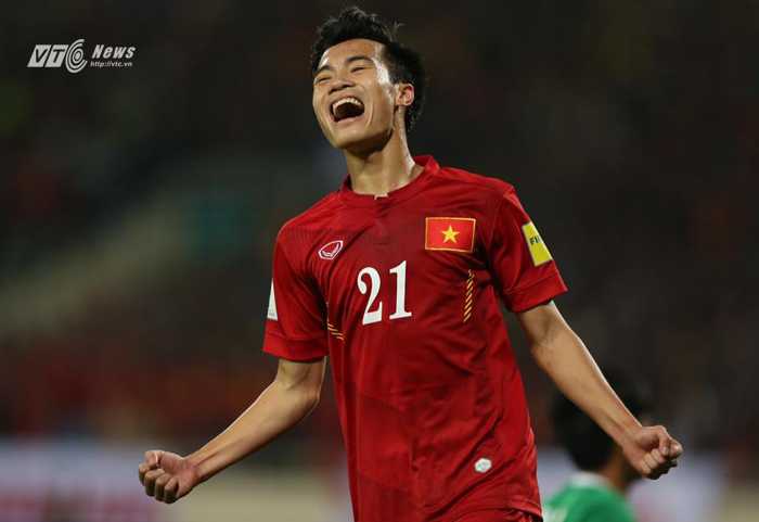 Văn Toàn ăn mừng bàn thắng