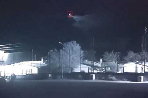 Đó là môt thứ kỳ lạ xuất hiện trong đoạn phim, giống sao chổi khổng lồ phóng như tên lửa bắn lên bầu trời với tốc độ đáng kinh ngạc Đó là môt thứ kỳ lạ xuất hiện trong đoạn phim, giống sao chổi khổng lồ phóng như tên lửa bắn lên bầu trời với tốc độ đáng kinh ngạc