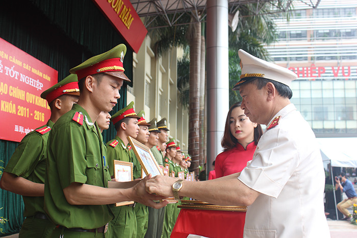 Vẻ đẹp rạng ngời của nữ sinh Cảnh sát trong lễ tốt nghiệp