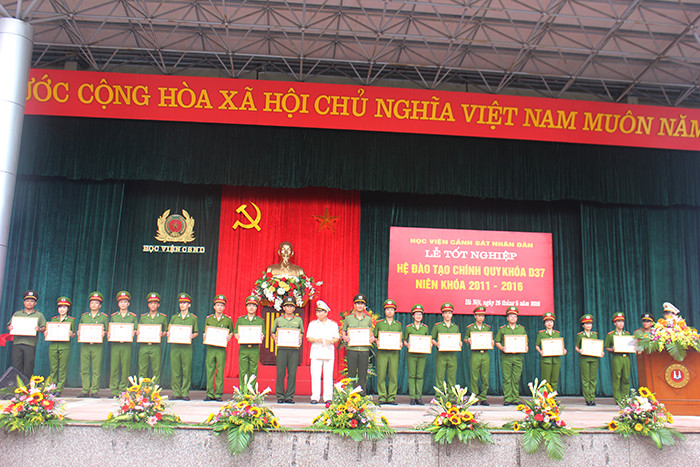 Vẻ đẹp rạng ngời của nữ sinh Cảnh sát trong lễ tốt nghiệp