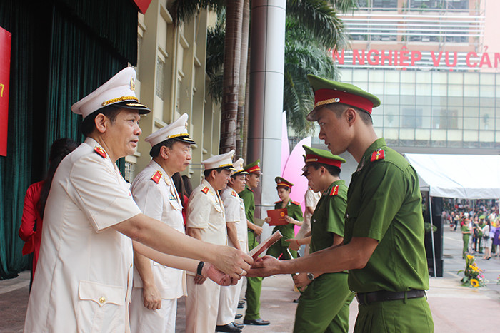 Vẻ đẹp rạng ngời của nữ sinh Cảnh sát trong lễ tốt nghiệp