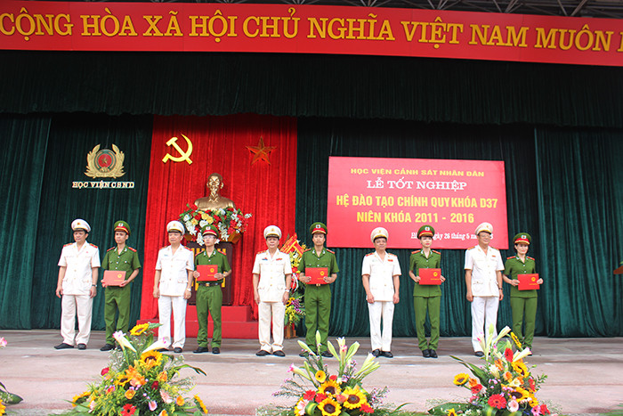 Vẻ đẹp rạng ngời của nữ sinh Cảnh sát trong lễ tốt nghiệp