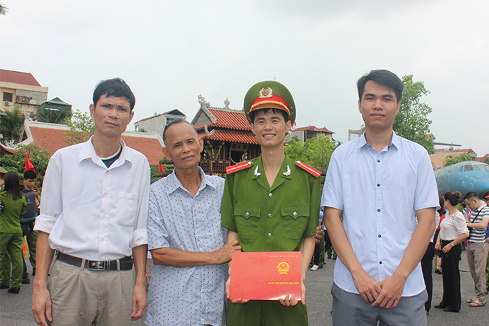 Vẻ đẹp rạng ngời của nữ sinh Cảnh sát trong lễ tốt nghiệp