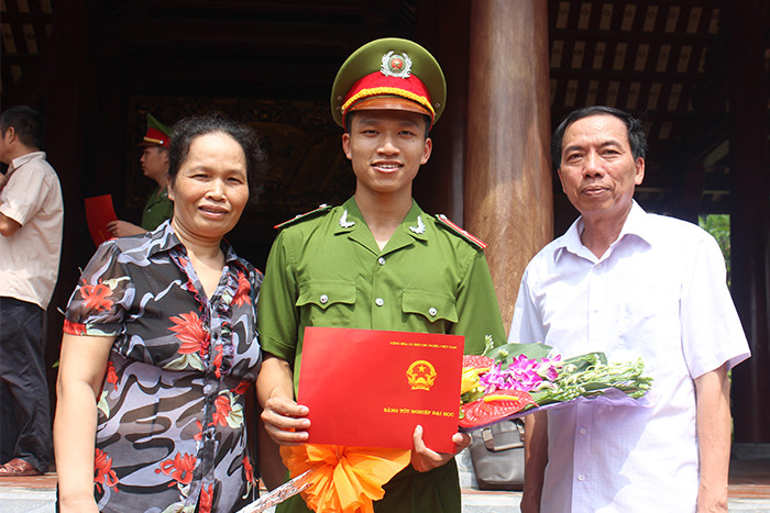 Vẻ đẹp rạng ngời của nữ sinh Cảnh sát trong lễ tốt nghiệp