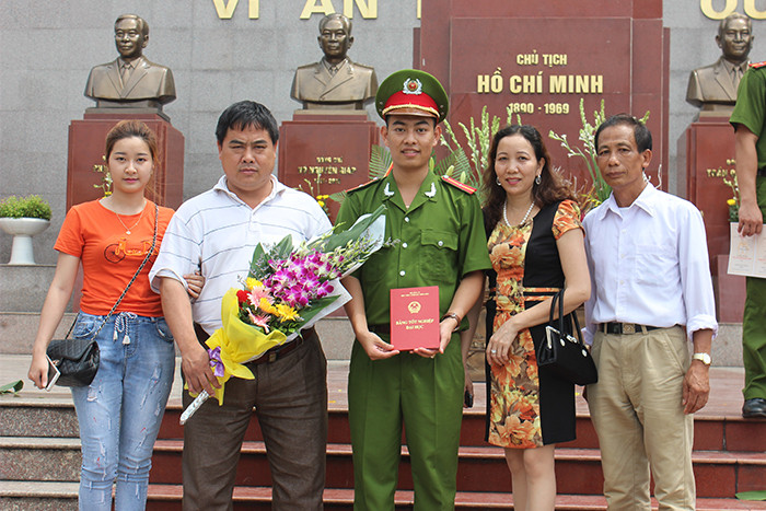 Vẻ đẹp rạng ngời của nữ sinh Cảnh sát trong lễ tốt nghiệp