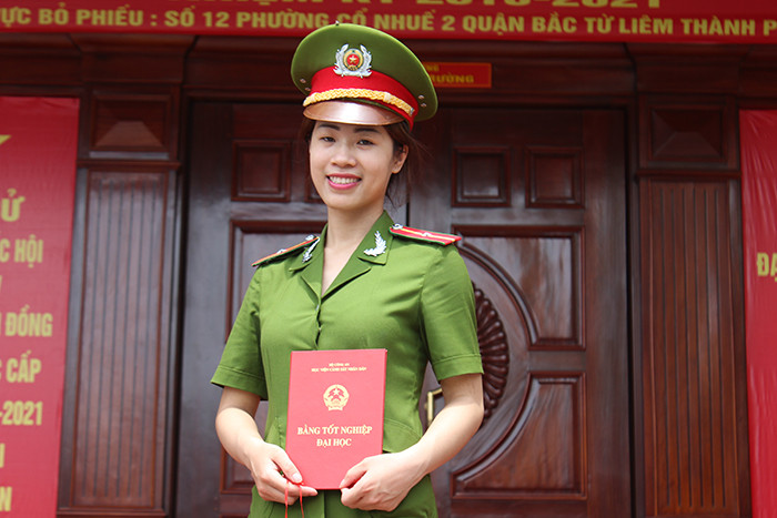 Vẻ đẹp rạng ngời của nữ sinh Cảnh sát trong lễ tốt nghiệp