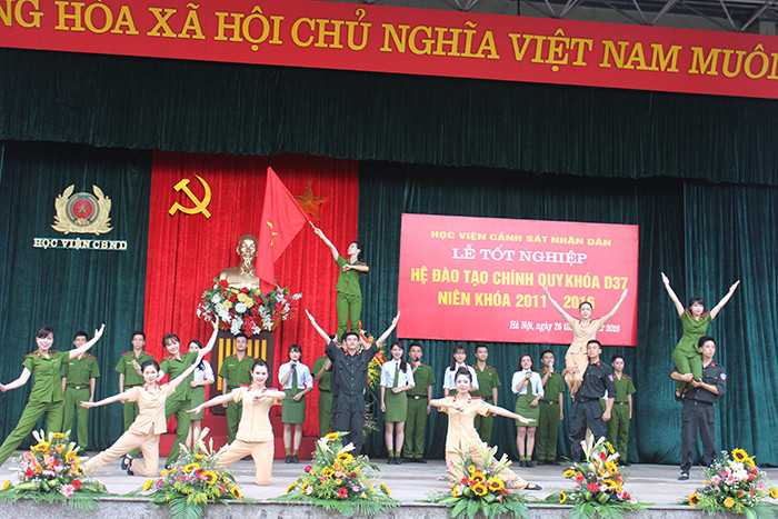 Vẻ đẹp rạng ngời của nữ sinh Cảnh sát trong lễ tốt nghiệp