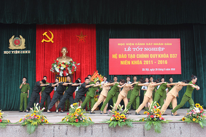 Vẻ đẹp rạng ngời của nữ sinh Cảnh sát trong lễ tốt nghiệp