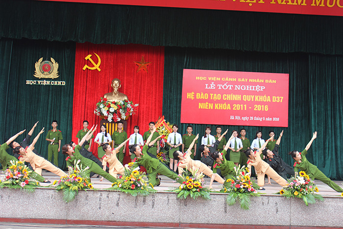 Vẻ đẹp rạng ngời của nữ sinh Cảnh sát trong lễ tốt nghiệp