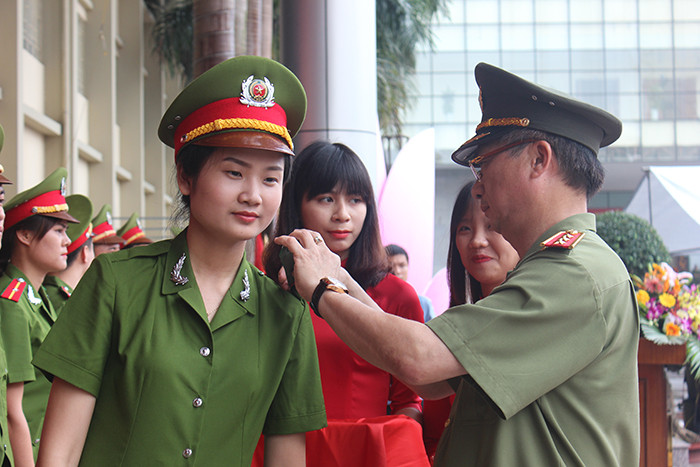 Vẻ đẹp rạng ngời của nữ sinh Cảnh sát trong lễ tốt nghiệp