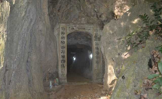 Hang Thánh Hoá nơi có mùi thơm đặc biệt sau khi sư Tổ Thuỷ Nguyệt qua đời. Ảnh: Đ.Tuỳ