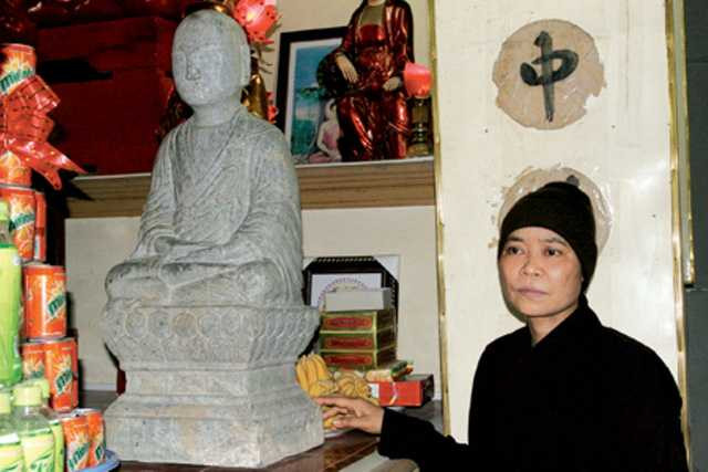 Ni sư Thích Diệu Mơ bên sư tổ Thủy Nguyệt. Ảnh: Đ.Tuỳ