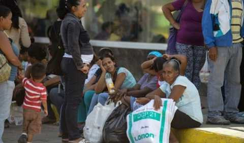  Người dân vạ vật, mỏi mệt chờ lương thực