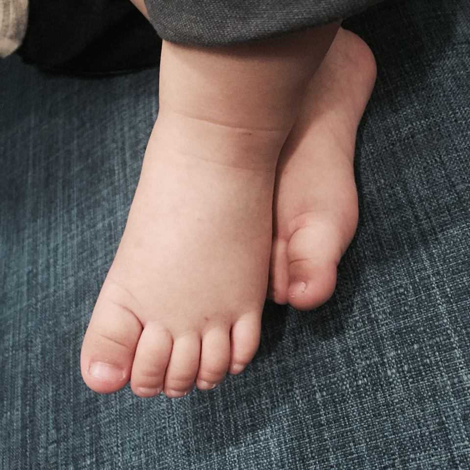 Thu Thuỷ gọi con trai là em trai của mẹ và thường rất thích cắn chân con