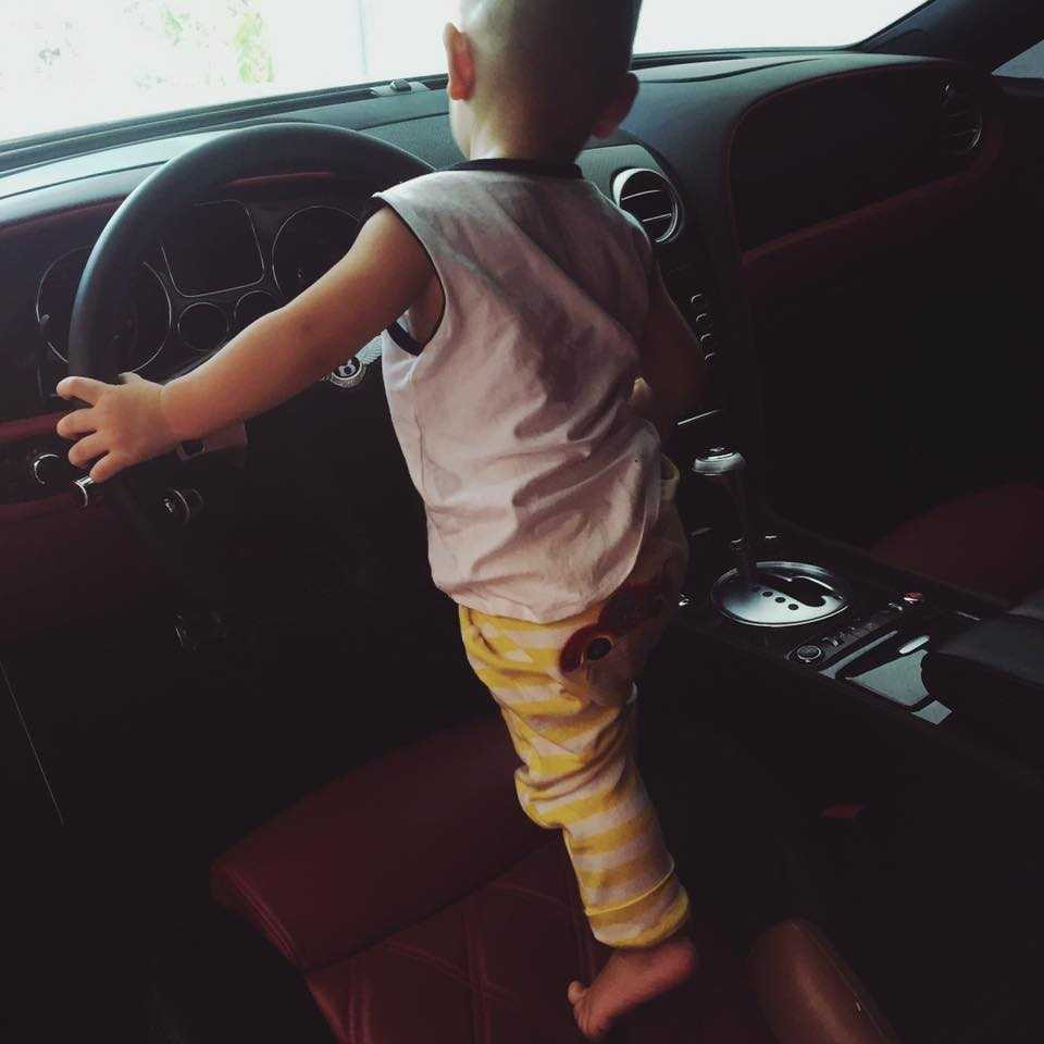 Bé trai nhà Thu Thuỷ rất bám bố, đây là hình ảnh cậu bé không chịu để bố đi làm