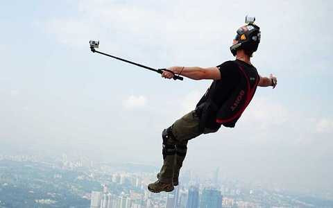 Các nhà tâm lý cho rằng chụp ảnh tự sướng là một phương tiện hoàn hảo để người trẻ dễ dàng để chứng minh rằng cuộc sống của họ rất tươi đẹp và thú vị.