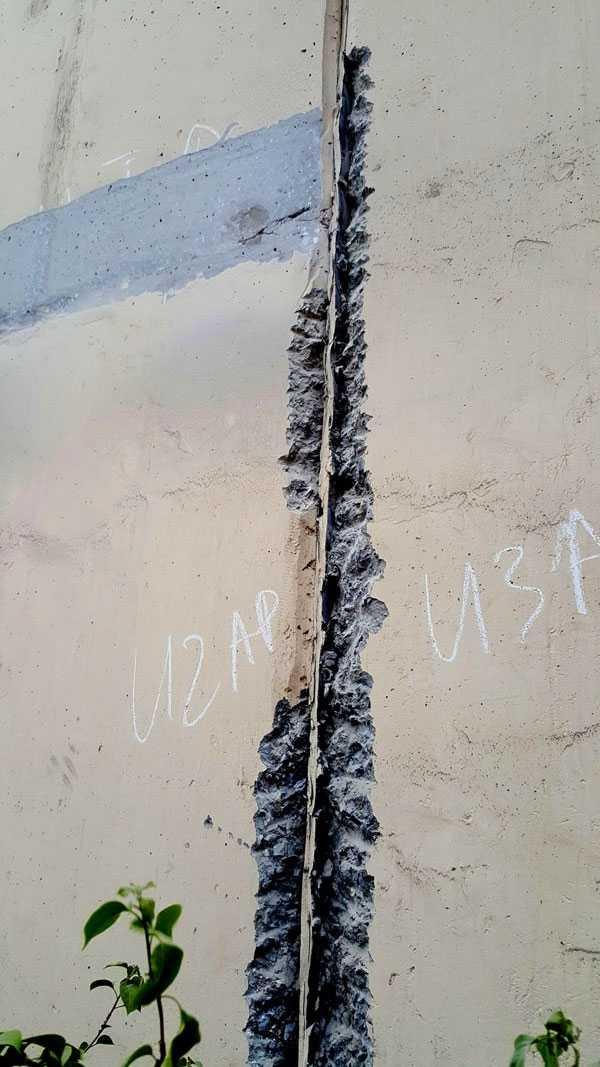 Ông Bình cho biết việc đục ra để xử lý sẽ không ảnh hưởng đến kết cấu chịu lực của công trình (Ảnh Nam Phong)