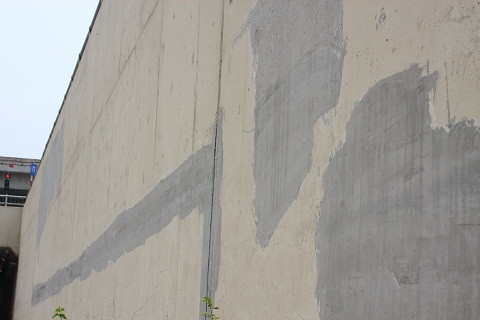 Nhiều vết nứt sửa chữa chắp vá nham nhở. Ảnh: Tùng Lâm