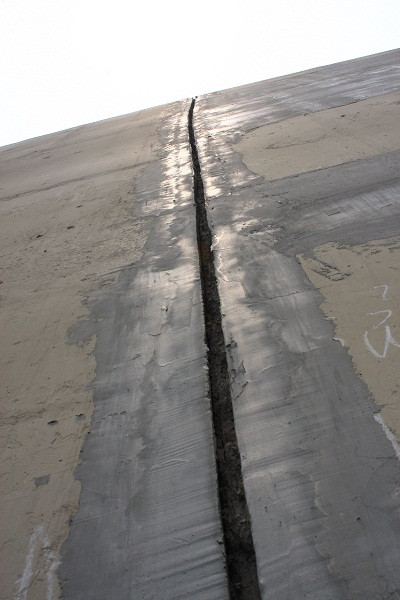 Các khe rãnh bị đục đẽo mới được sửa chữa. Ảnh: Tùng Lâm