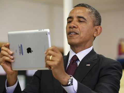 Ông Obama đang sử dụng một chiếc iPad do chính CEO của Apple khi ấy là Steve Jobs gửi tặng