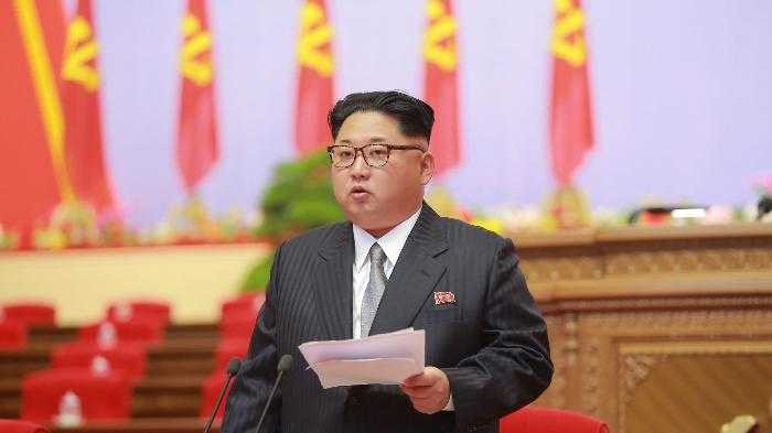 Chủ tịch Triều Tiên Kim Jong-un xuất hiện với phong cách ăn mặc hoàn toàn mới trong Đại hội Đảng Lao động Triều Tiên lần thứ 7