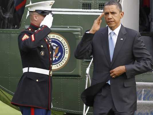 Binh sỹ lính thủy đánh bộ chào Tổng thống Obama sau khi Marine One hạ cánh