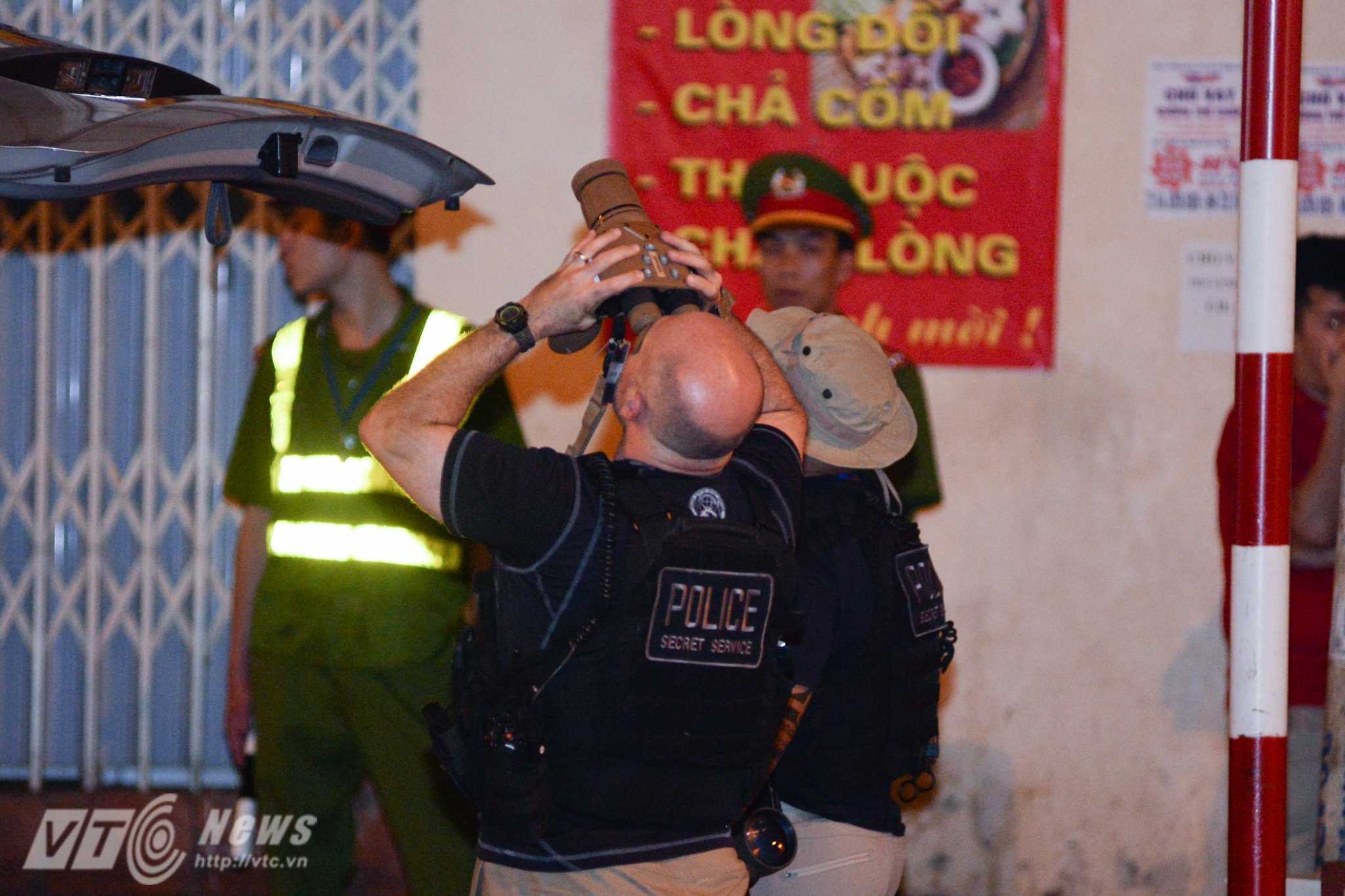 Trước khi ông Obama đến quán ăn, mật vụ Mỹ dùng ống nhòm hồng ngoại rà soát toàn bộ khu vực - Ảnh: Tùng Đinh