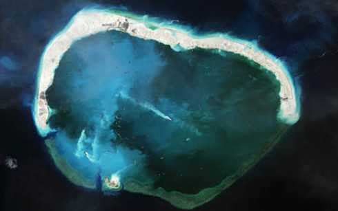 Trung Quốc bồi lấp trái phép Đá Vành Khăn thành đảo nhân tạo hòng hiện thực hóa âm mưu độc chiếm Biển Đông Trung Quốc bồi lấp trái phép Đá Vành Khăn thành đảo nhân tạo hòng hiện thực hóa âm mưu độc chiếm Biển Đông