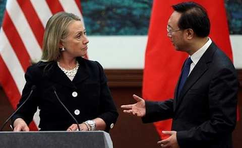Ngoại trưởng Clinton và người đồng cấp Trung Quốc Dương Khiết Trì trao đổi về Biển Đông trong một cuộc họp báo ở Bắc Kinh ngày 5/9/2012. Ảnh: AP