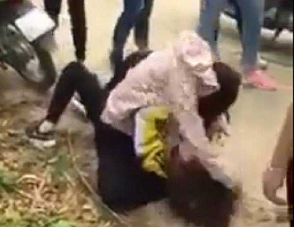 Nữ sinh trường chuyên Chu Văn An ( Lạng Sơn) bị đánh hội đồng - Ảnh cắt từ clip