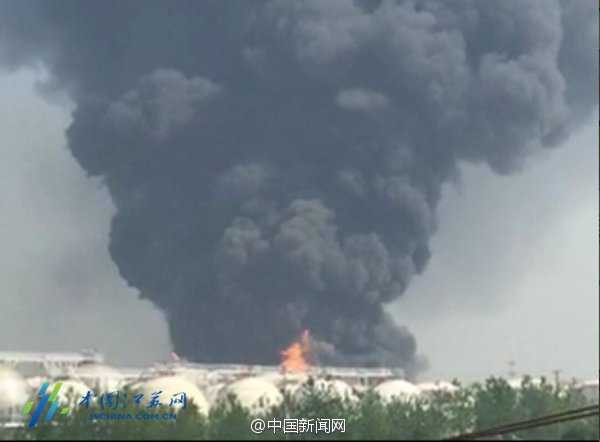 Cột khói đen khổng lồ bốc lên từ hiện trường vụ nổ