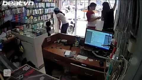 Hai mẹ con đang bố trí để ăn trộm. Ảnh Beat