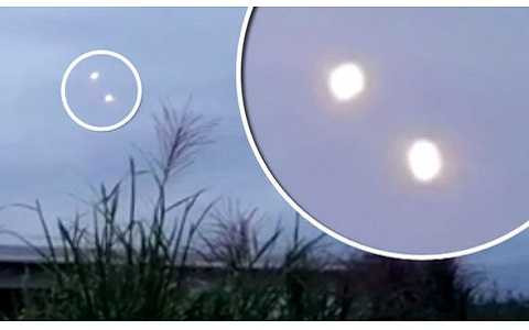 Hai đốm sáng trên bầu trời cùng bay và cùng tương tác với nhau một cách bí ẩn trước khi nhập làm một vào biến mất trên bầu trời Áo.