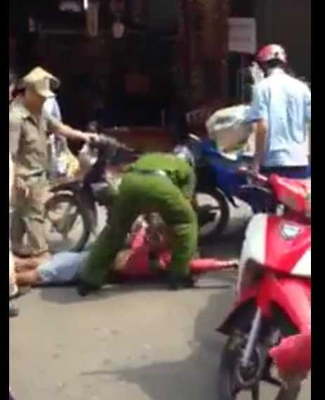 Video: Công an phường dùng võ quật ngã người bán hàng rong