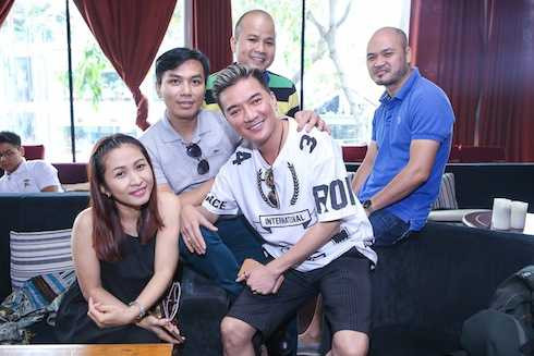 Ca sỹ Ngọc Liên - Mạnh Quỳnh - Đàm Vĩnh Hưng - đạo diễn Tuấn Cường và quản lý Mạnh Quỳnh - anh Ngô Hải.